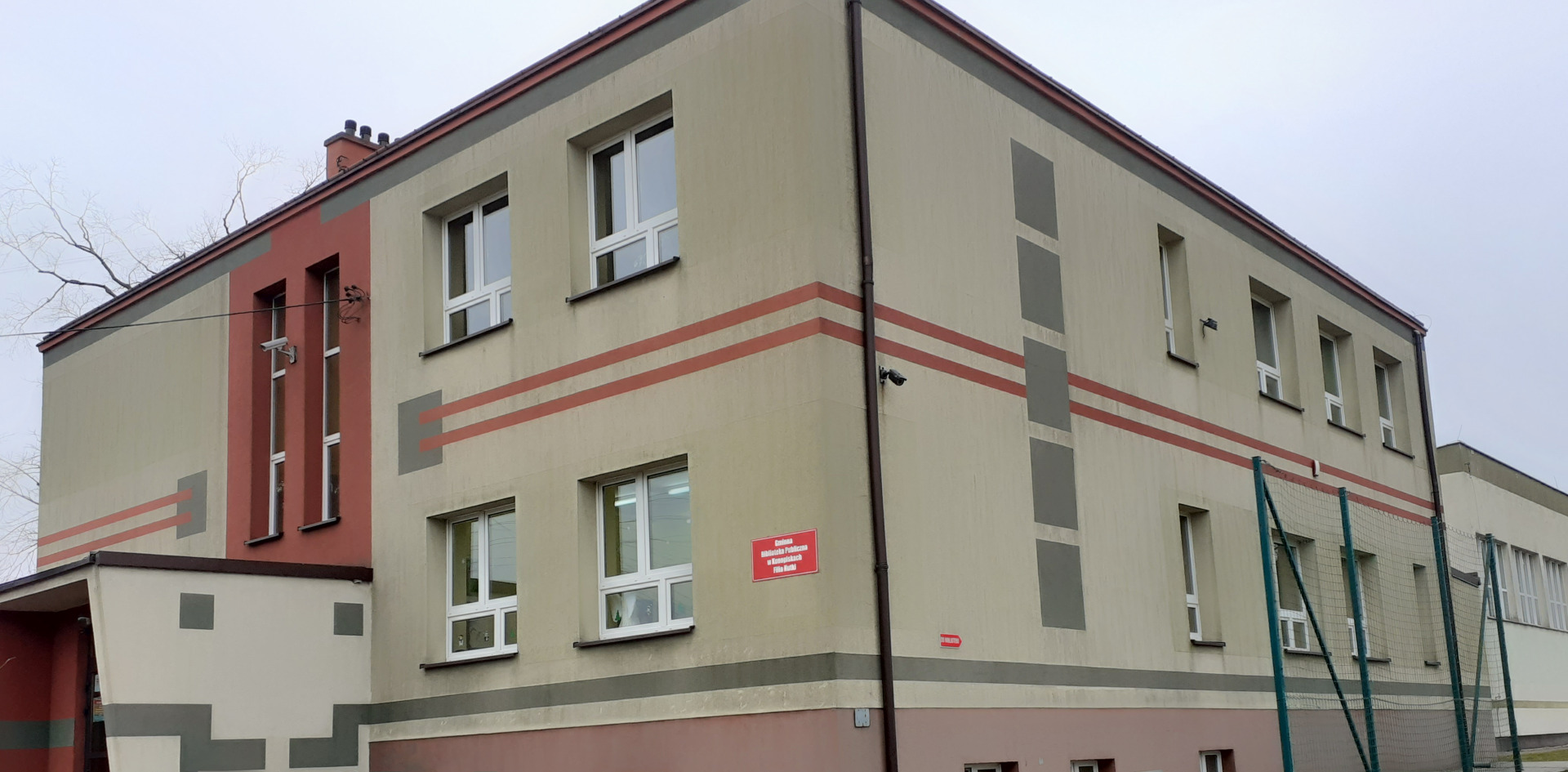 Budynek szkoły w Hutkach widziany od frontu